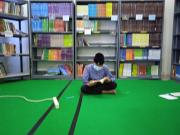 Santri Membaca Buku Di Perpustakaan Alif Laam Miim
